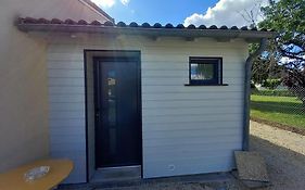 Petit studio independant mitoyen à la maison